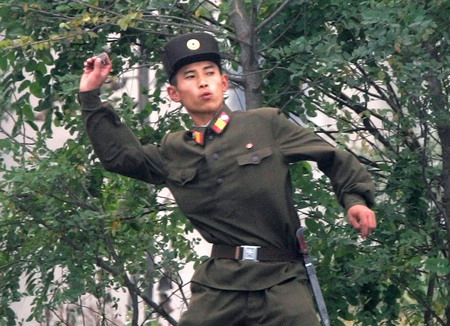 북한군은 수류탄이 없어도 수류탄을 던진다아~
