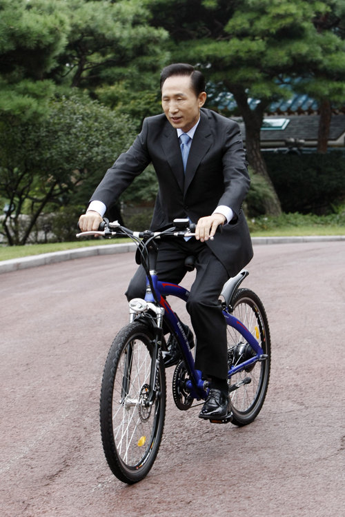 대한민국 대통령께서 자동차 없는 날을 맞이하여 손수 자전거를 타고 출근을...