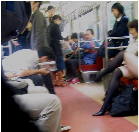 지하철에서의 다리꼬기 명장면