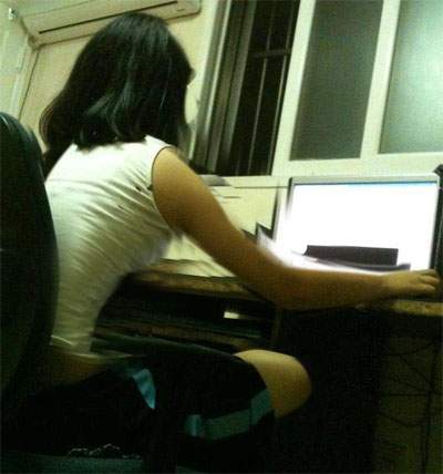 컴퓨터 하는 여동생