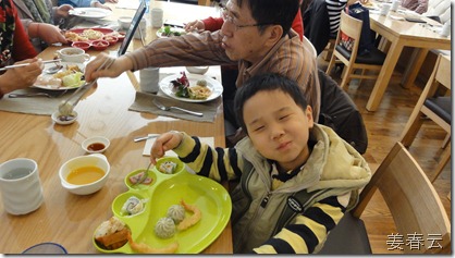 가족끼리 식사 하러 일산 무스쿠스를 찾았습니다 - 초밥 &amp; 샐러드 뷔페, 어린이를 위한 곰발바닥 접시