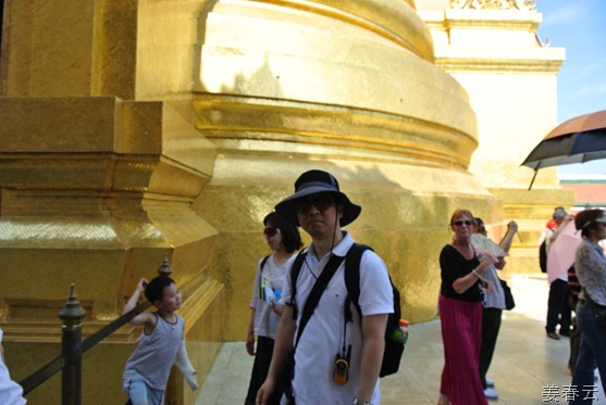 태국 왕궁에서 가족사진 찍기 - 사람이 워낙 많아 쉽지 않은 일, 현란한 건축물을 보면 감탄사가 절로 나와
