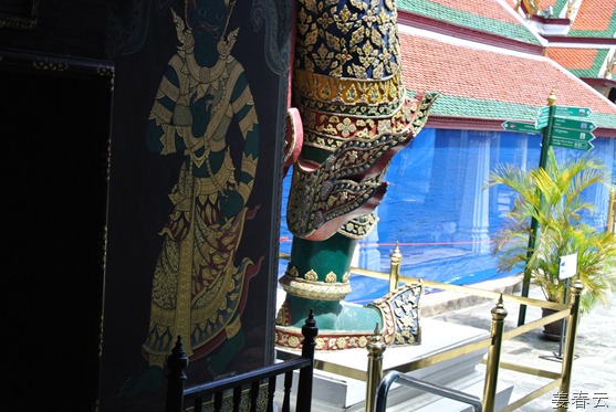 태국 왕궁 방문 시 현란한 건축물과 보물들을 구경하는 것도 좋지만 모자와 충분한 물을 준비하는 것이 건강에 좋아