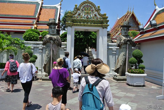 왓포(Wat Pho) 사원에 가면 금으로 된 큰 와불 상과, 전신 마사지, 발 마사지를 하는 곳이 있다 - 태국을 기억나게 하는 훌륭한 관광 코스