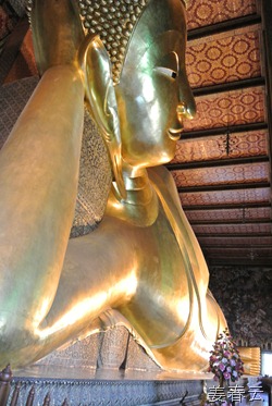 왓포(Wat Pho) 사원에 가면 금으로 된 큰 와불 상과, 전신 마사지, 발 마사지를 하는 곳이 있다 - 태국을 기억나게 하는 훌륭한 관광 코스