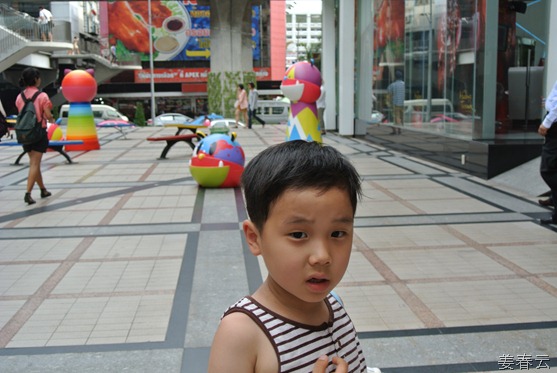 방콕 시내 시암 센터에서 사진 촬영을 &ndash; 강준휘 어린이와 강재인 어린이의 발자취는 사진으로