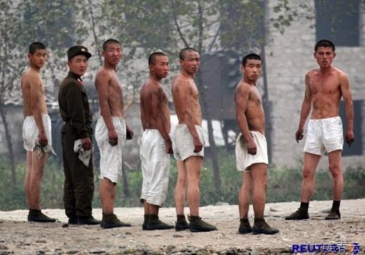 북한 인민군 용사들의 눈 야림 &ndash; 뭘 봐 이 종간나