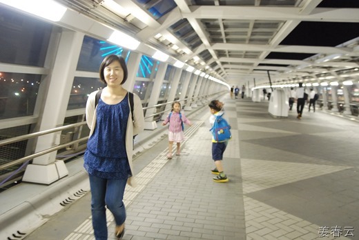 파렛트타운에서 유리까모메 지하철 타는 곳까지 걷는 긴 다리&ndash;유리까모메에서 보는 레인보우 브릿지는 새로운 느낌