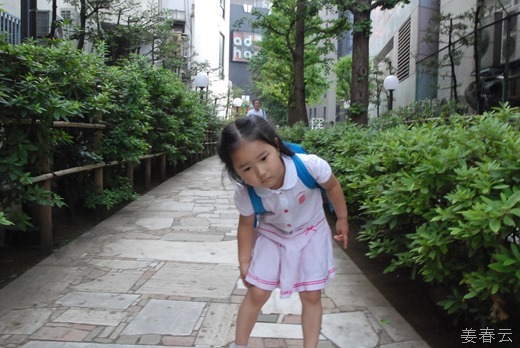 건물과 건물 사이에 위치한 신주쿠 도심 산책로 - 서울같은 빡빡한 도심에 시도해볼만한 좋은 아이템