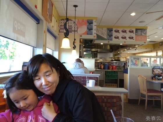 샌프란시스코에서의 아침식사 - 팬케이크 전문점 IHOP에서 엄마, 아빠와 함께하는 식사 - 아이들은 아침식사가 아니라 간식처럼 먹은 아침