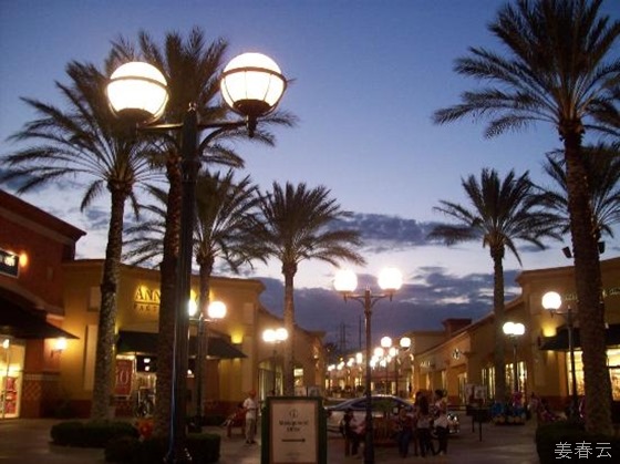 데저트 힐 프리미엄 아울렛(Desert Hills Premium Outlets) - 캘리포니아 남부의 쇼핑의 성지로 프라다, 페라가모 등 명품을 싸게 구입할 수 있는 아름다운 곳 - LA공항에서 1시간 20분 거리