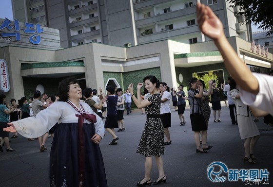 신명난 춤 추는 북한의 처자들 - 그들에게도 풍류를 즐기는 뭔가가 있다