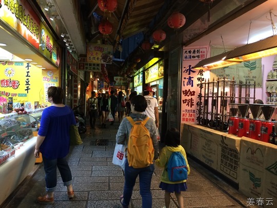 지우펀 구 시가지(Jiu Fen Old Street) - 각종 수공예품과 맛집 등 볼거리가 많아, 간간히 보이는 한국어 안내와 비슷한 문화의 시장이 더 친근감 느껴져 – 대만 여행 한번 가볼까나?