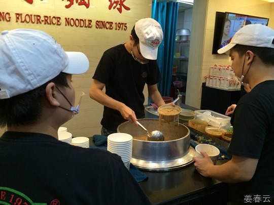 대만의 명동 시먼의 맛집 아쭝멘센 - 1975년에 시작한 걸쭉한 대만식 곱창쌀국수 - 줄이 길고, 쌀국수도 그마저 길에 서서 먹어야 하지만 맛 일품 – 대만 여행 한번 가볼까나?