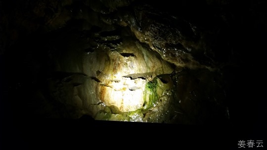 환선굴 - 삼척에서 체험하는 1시간짜리 동양 최대 석회암 동굴 탐험 - 선녀가 환생한 것이라 하여 바위가 쏟아져 나온 곳을 환선굴이라 이름지었다는 유래가 있어
