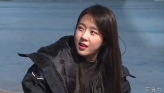 너, 어디서 반마리니? 언니 치킨 마음에 안들죠?