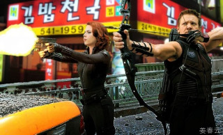 어벤져스2 서울촬영 패러디 - 김밥천국 앞에서 총격전을 벌리고, 전경들과 몸싸움을