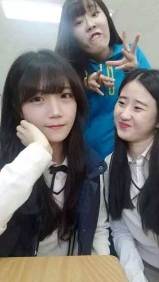 파란색 여성의 반전