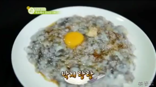세발낙지를 탕탕탕 다져서 참기름, 마늘, 계란 등을 얹어 먹는 낙지 탕탕 - 목포에 가면 꼭 맛보아야 할 먹거리 - 식탐 전문가 사유리님의 표현에 따르면 생명연장의 음식