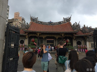 롱샨 사원(Longshan Temple) - 타이페이 방문시 외국인들이 꼭 들르는 대만의 명소 - 가족의 건강과 평화, 그리고 성공을 비는 성스러운 곳 – 대만 여행 한번 가볼까나?