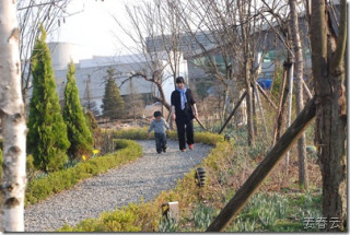 파주 헤이리에서 산책하는 엄마와 어린 아들