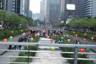 아름다운 연등이 장관인 5월의 명소 청계천