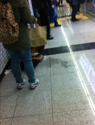 지하철 여자 노숙자의 민망한 흔적