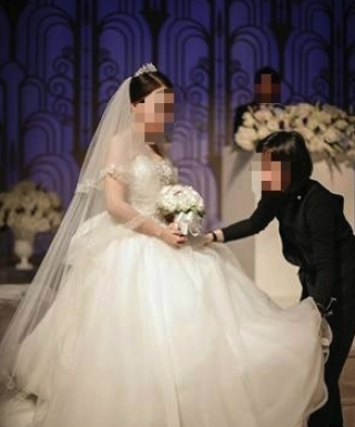 결혼식날 신부와 일심동체로 뛰어다녀야 할 신부 도우미 일명 샤프롱
