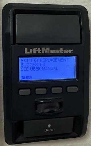 LiftMaster 가라지 도어 오프너에서 계속 삑삑하는 소리가 나며 배터리를 교환하라고 합니다