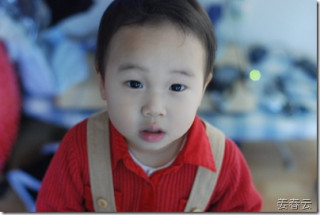 멜빵바지와 빨간셔츠로 아이 코디를…