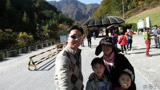 환선굴 - 삼척에서 체험하는 1시간짜리 동양 최대 석회암 동굴 탐험 - 선녀가 환생한 것이라 하여 바위가 쏟아져 나온 곳을 환선굴이라 이름지었다는 유래가 있어