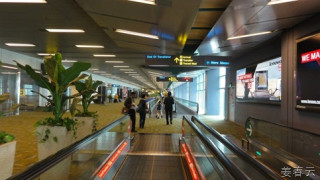 싱가폴 창히 국제 공항 입국 시 소요시간 5-10분 - 입국 하면서도 면세품을 사서 들어갈 수 있어 매우 좋아