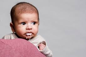 아기가 먹은 음식 또는 액체를 토할 때