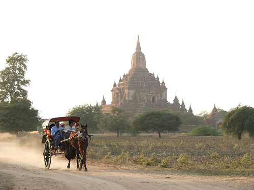 2,300여개의 탑들이 보존되어져 있다는 미얀마의 고대수도 바간