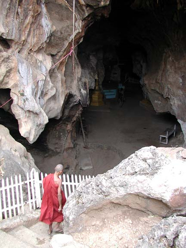 수천개의 불상이 놓여져 있는 삔따야 동굴