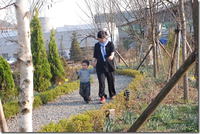 파주 헤이리에서 산책하는 엄마와 어린 아들