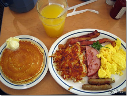 팬케이크와 오무라이스를 맛깔나게 서비스하는 IHOP(이홉; 아이홉) - 미국 젊은이들의 아침식사 단골 메뉴