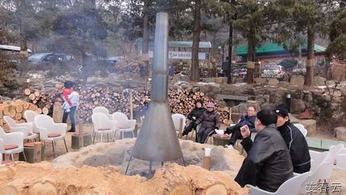 2012년 겨울이 추웠다는 증거 - 경기도 고양시 늘봄공원 근처 강강술래 갈비탕 분수대도 꽁꽁 얼었어