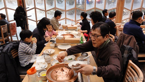 2012년 겨울이 추웠다는 증거 - 경기도 고양시 늘봄공원 근처 강강술래 갈비탕 분수대도 꽁꽁 얼었어