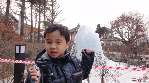 2012년 겨울이 추웠다는 증거 - 경기도 고양시 늘봄공원 근처 강강술래 갈비탕 분수대도 꽁꽁 얼었어