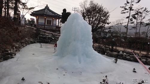 2012년 겨울이 추웠다는 증거 - 경기도 고양시 늘봄공원 근처 강강술래 갈비탕 분수대도 꽁꽁 얼었어