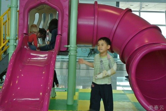 인천국제 공항의 배려 &ndash; 아이들이 있는 부모들의 고통을 덜어주기 위한 놀이터
