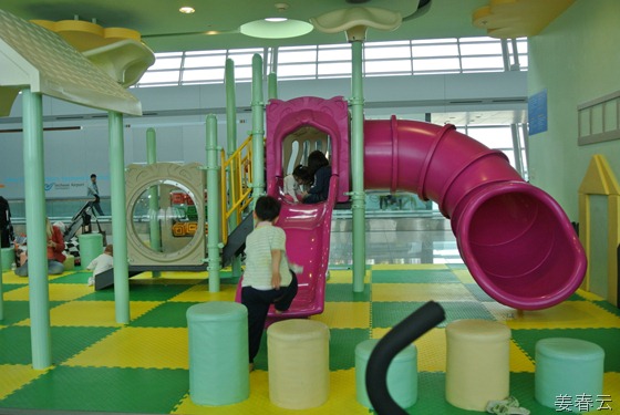인천국제 공항의 배려 &ndash; 아이들이 있는 부모들의 고통을 덜어주기 위한 놀이터