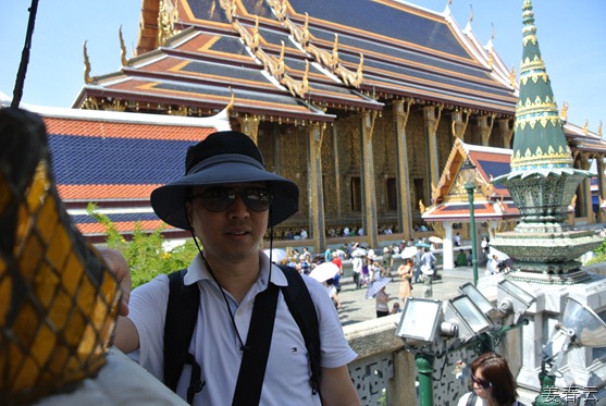 태국 왕궁에서 가족사진 찍기 &ndash; 사람이 워낙 많아 쉽지 않은 일, 현란한 건축물을 보면 감탄사가 절로 나와