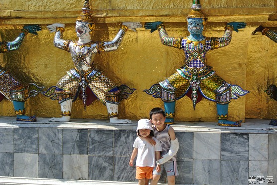 태국 왕궁에서 가족사진 찍기 &ndash; 사람이 워낙 많아 쉽지 않은 일, 현란한 건축물을 보면 감탄사가 절로 나와