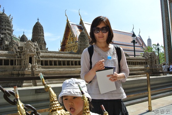 태국 왕궁에서 가족사진 찍기 - 사람이 워낙 많아 쉽지 않은 일, 현란한 건축물을 보면 감탄사가 절로 나와