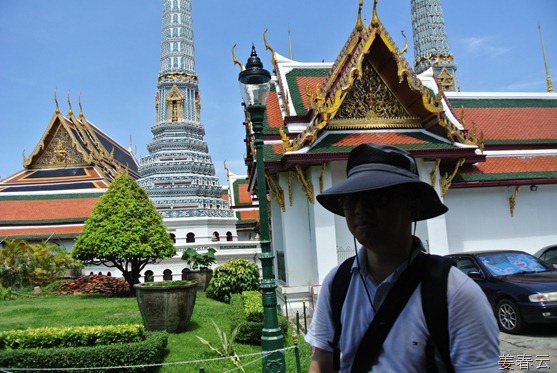 태국 왕궁 방문 시 현란한 건축물과 보물들을 구경하는 것도 좋지만 모자와 충분한 물을 준비하는 것이 건강에 좋아