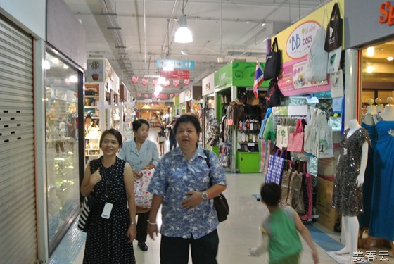 태국 방콕의 명소 짜뚜짝 주말 시장(Chatuchak Weekend Market)은 주말에만 열리지만 평일에 찾아도 만끽 할 수 있는 것들이 여전히 많아 &ndash; JJ Mall은 동대문의 두타와 비슷한 곳