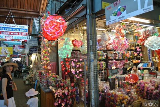 태국 방콕의 명소 짜뚜짝 주말 시장(Chatuchak Weekend Market)은 주말에만 열리지만 평일에 찾아도 만끽 할 수 있는 것들이 여전히 많아 - JJ Mall은 동대문의 두타와 비슷한 곳