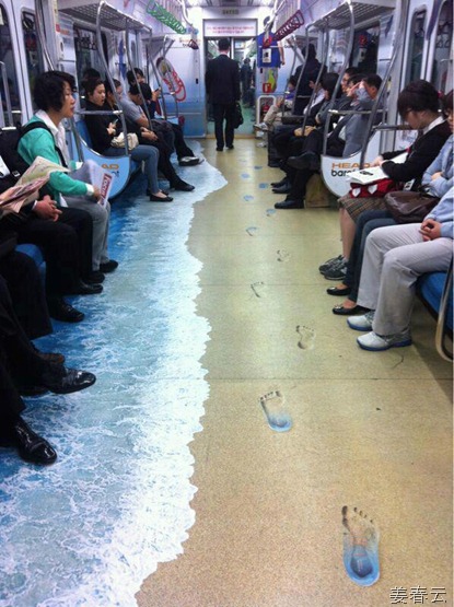 여기는 대한민국 지하철 -싱그러운 느낌이 드는 바닥 - 왠지 휴가 가고 싶어지는